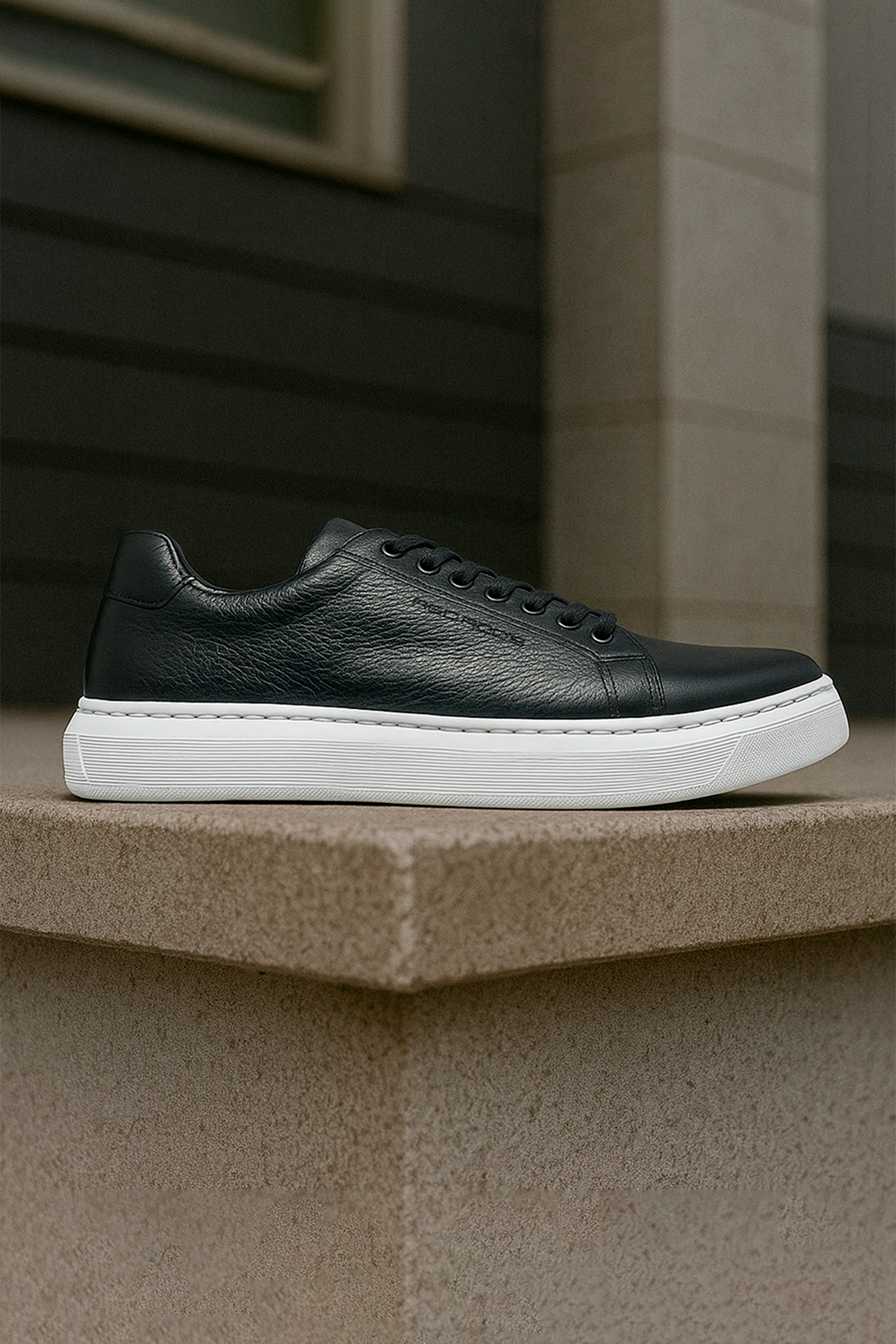 Tênis de Couro Preto VT01 365