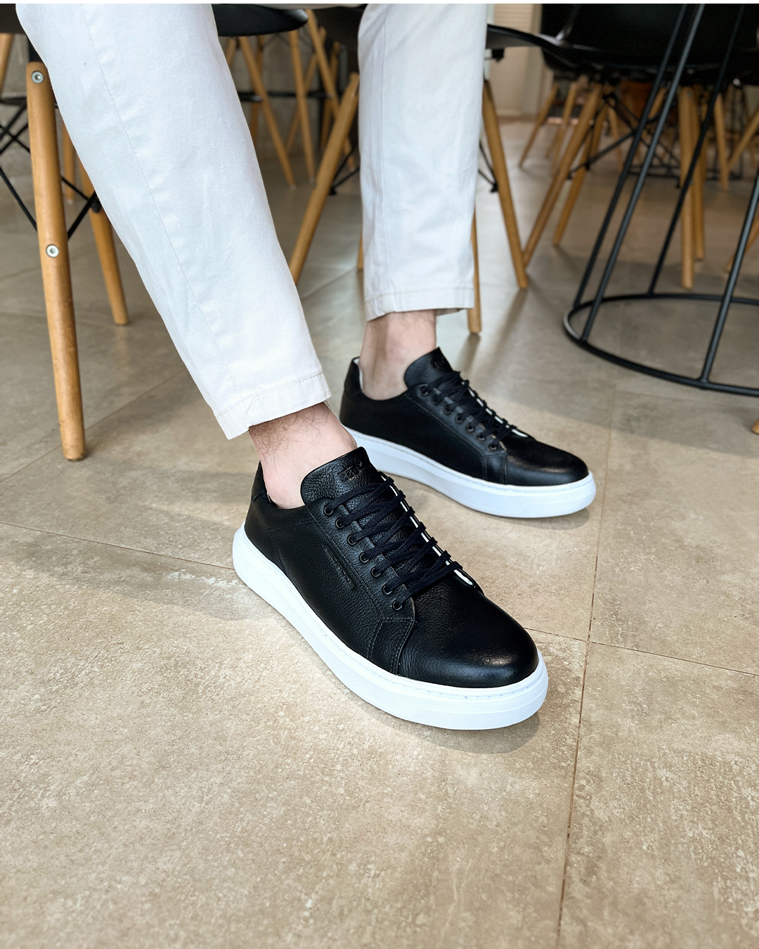 Tênis de Couro Preto VT01 365